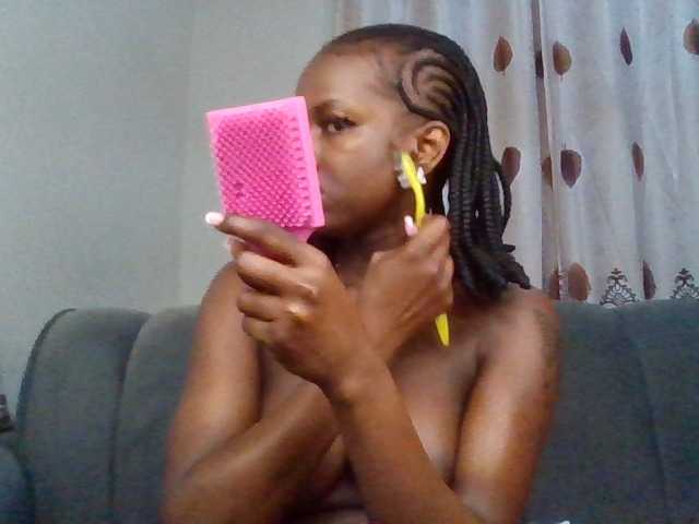 PetiteDivah24 live cam on BongaCams