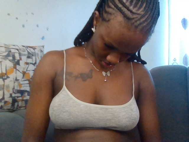 PetiteDivah24 live cam on BongaCams
