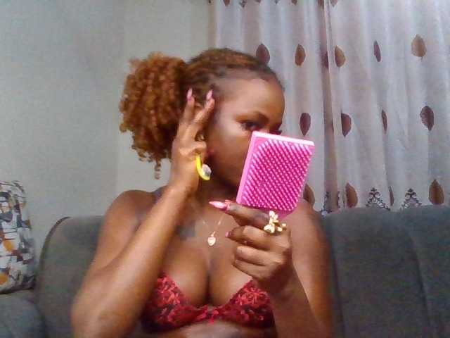 PetiteDivah24 live cam on BongaCams