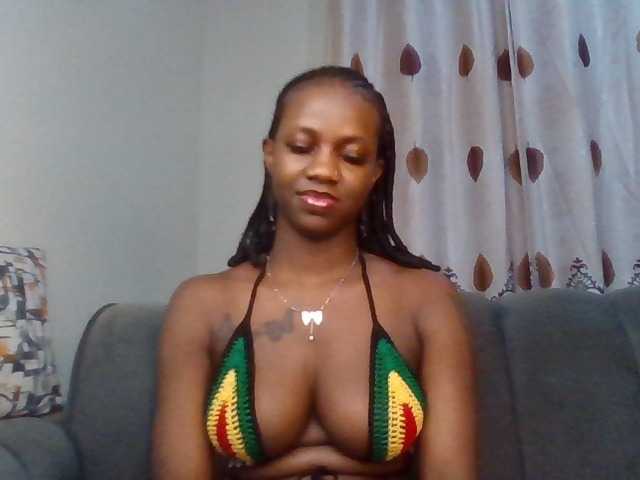 PetiteDivah24 live cam on BongaCams