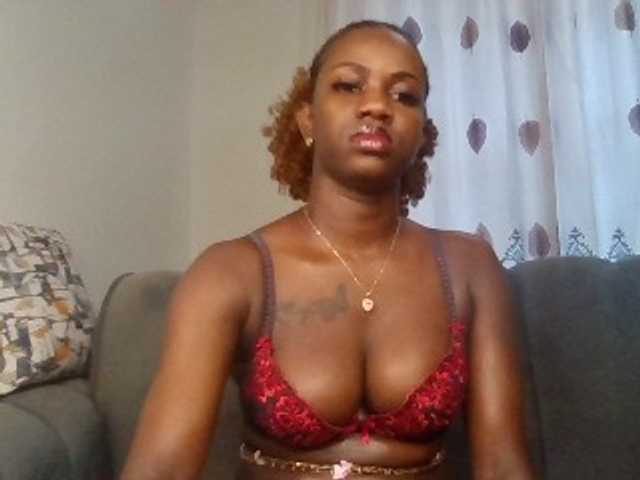 PetiteDivah24 live cam on BongaCams