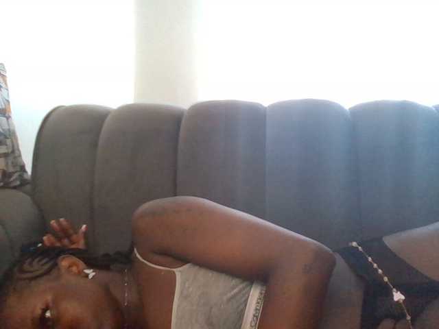 PetiteDivah24 live cam on BongaCams