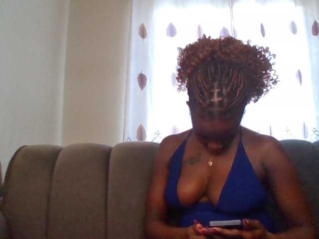 PetiteDivah24 live cam on BongaCams