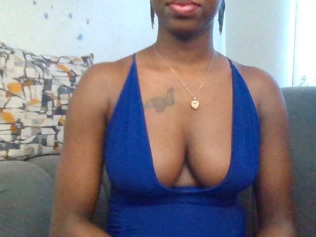 PetiteDivah24 live cam preview