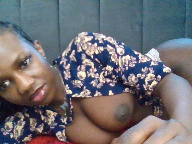 PetiteDivah24 live cam on BongaCams