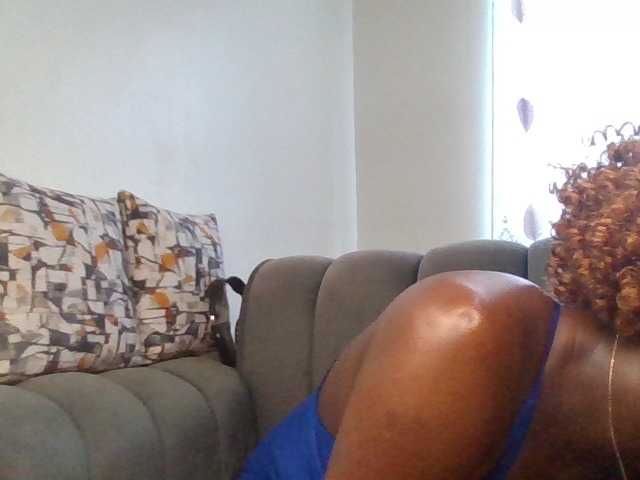 PetiteDivah24 live cam on BongaCams