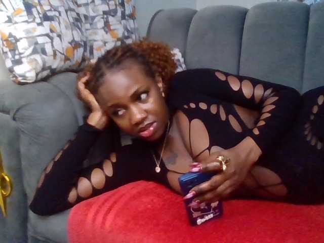 PetiteDivah24 live cam on BongaCams