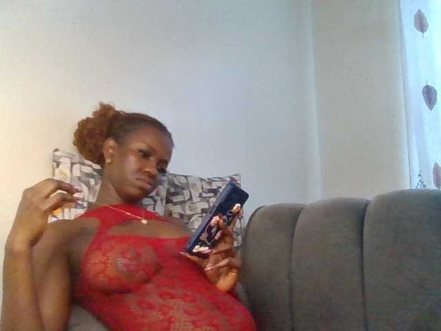 PetiteDivah24 live cam on BongaCams