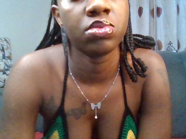 PetiteDivah24 live cam on BongaCams