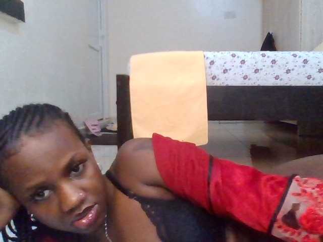 PetiteDivah24 live cam on BongaCams