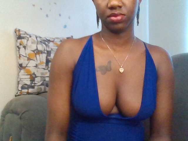 PetiteDivah24 live cam on BongaCams