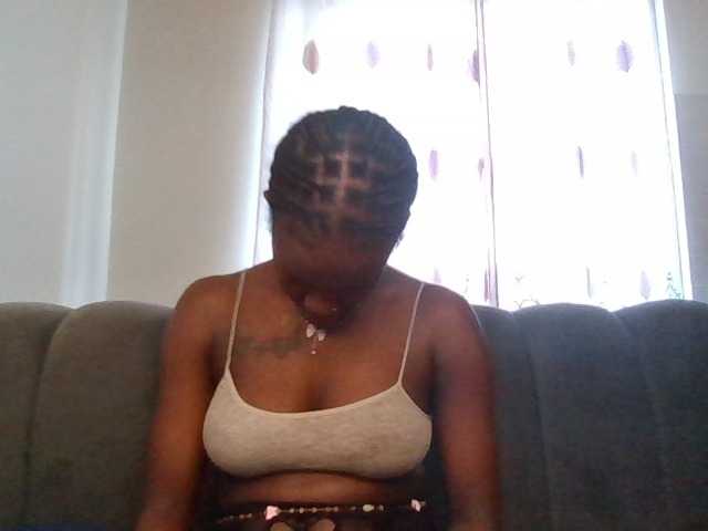 PetiteDivah24 live cam on BongaCams