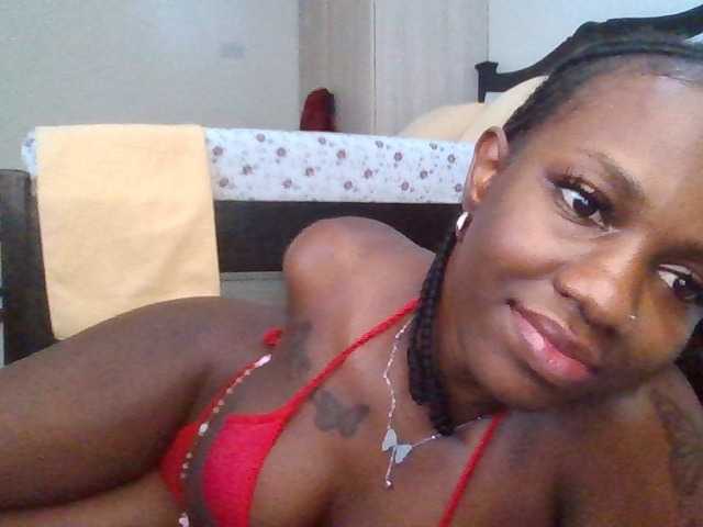 PetiteDivah24 live cam on BongaCams
