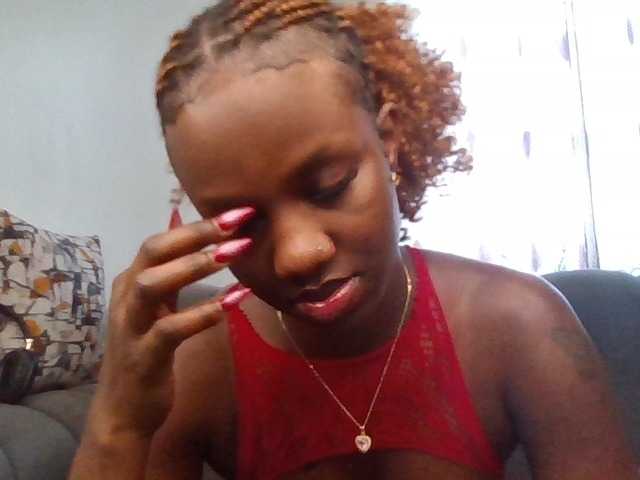 PetiteDivah24 live cam on BongaCams