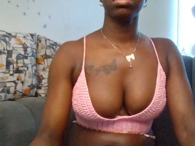 PetiteDivah24 live cam on BongaCams