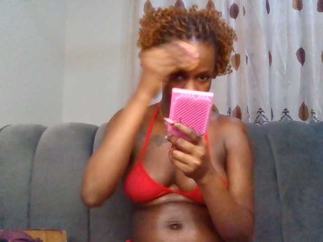 PetiteDivah24 live cam on BongaCams