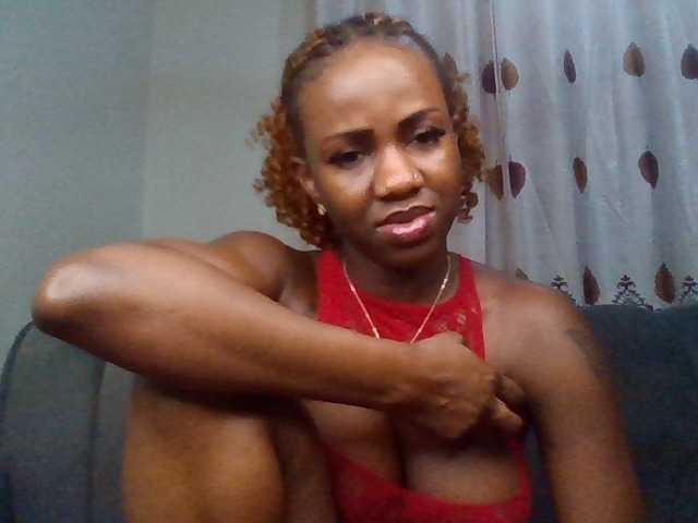 PetiteDivah24 live cam on BongaCams