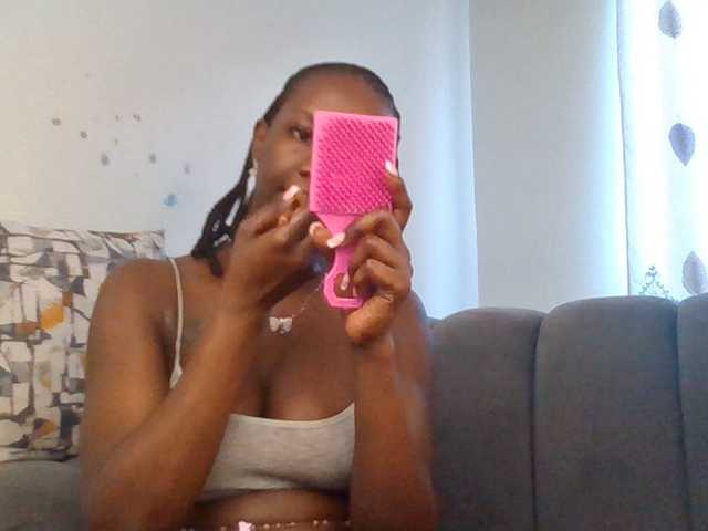 PetiteDivah24 live cam on BongaCams