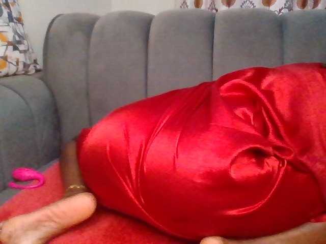 PetiteDivah24 live cam on BongaCams