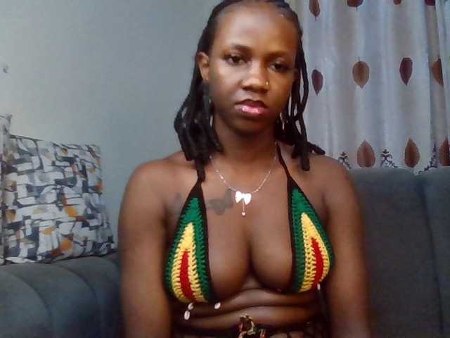 PetiteDivah24 live cam on BongaCams