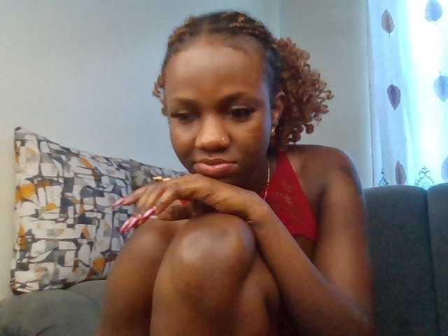 PetiteDivah24 live cam on BongaCams