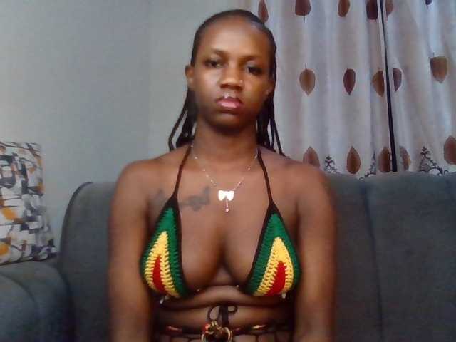 PetiteDivah24 live cam on BongaCams