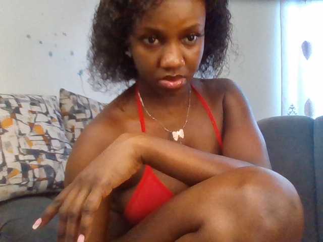 PetiteDivah24 live cam on BongaCams