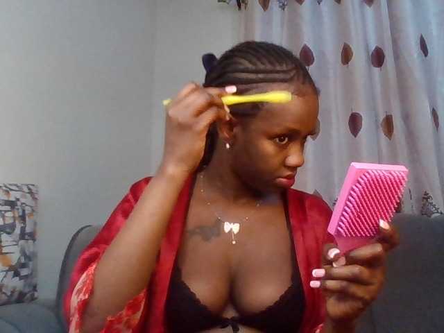 PetiteDivah24 live cam on BongaCams