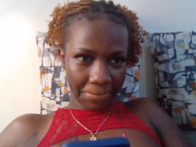 PetiteDivah24 live cam on BongaCams