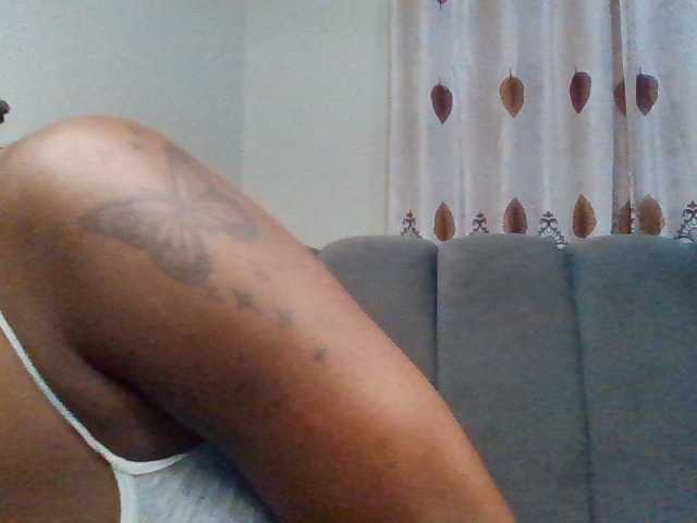 PetiteDivah24 live cam on BongaCams