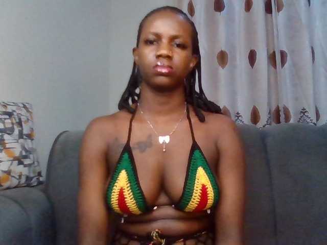 PetiteDivah24 live cam on BongaCams