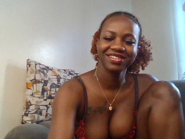PetiteDivah24 live cam on BongaCams