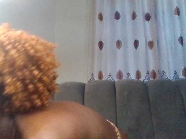 PetiteDivah24 live cam on BongaCams