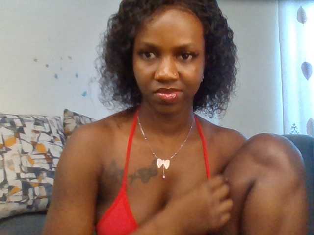 PetiteDivah24 live cam on BongaCams