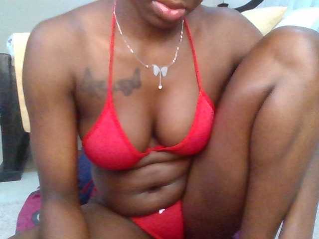 PetiteDivah24 live cam on BongaCams