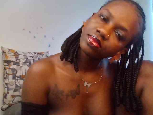 PetiteDivah24 webcam