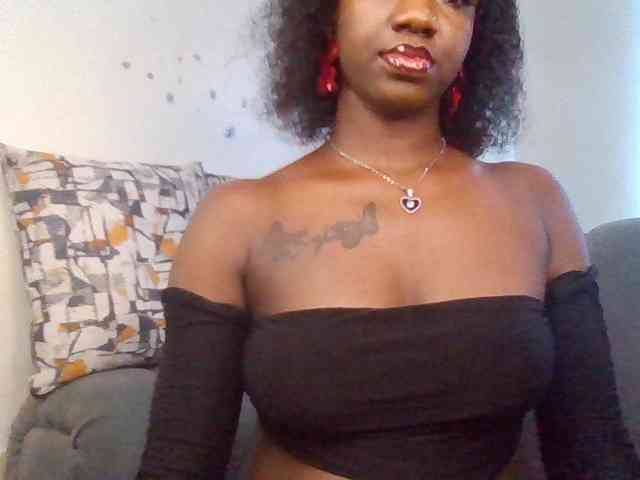 PetiteDivah24 webcam