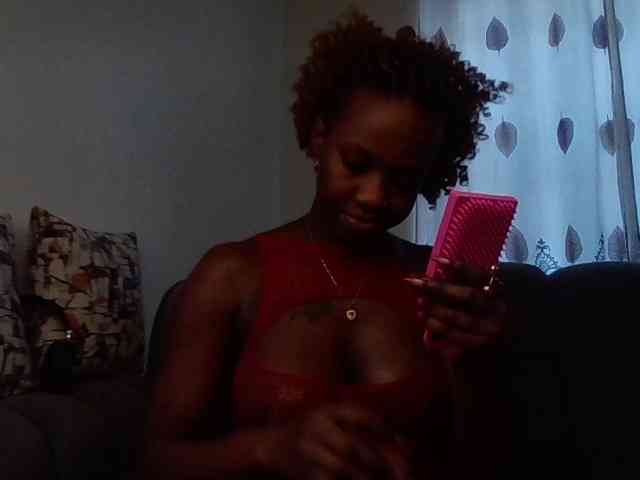 PetiteDivah24 webcam