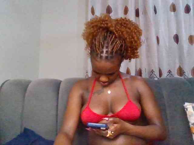 PetiteDivah24 webcam