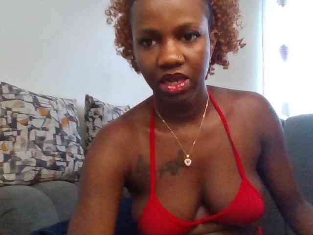 PetiteDivah24 webcam