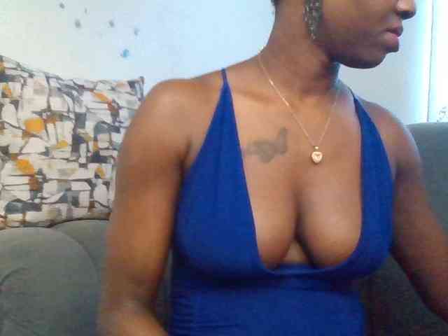 PetiteDivah24 webcam