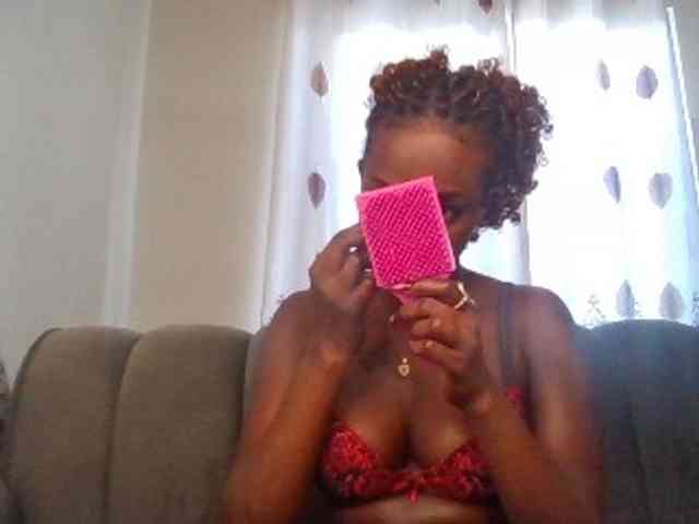 PetiteDivah24 webcam