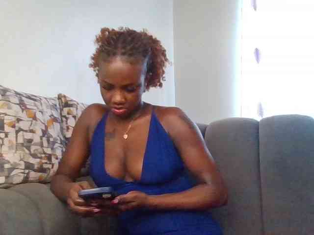 PetiteDivah24 webcam