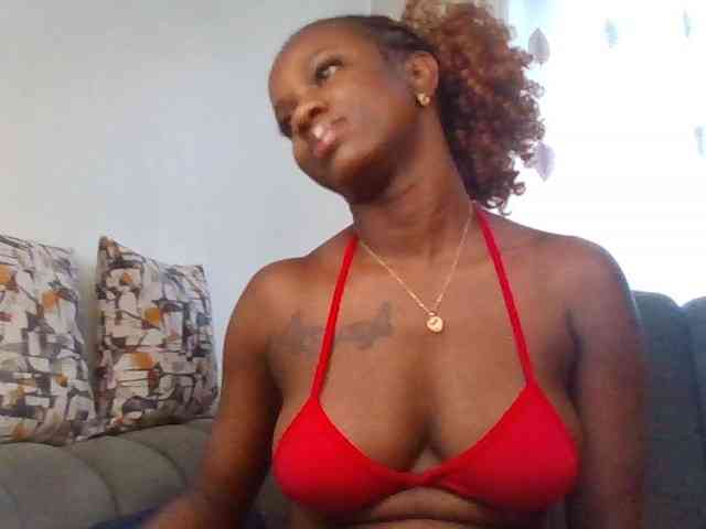 PetiteDivah24 webcam