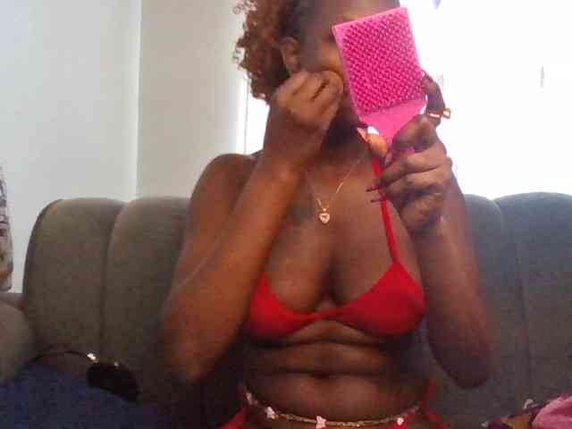 PetiteDivah24 webcam