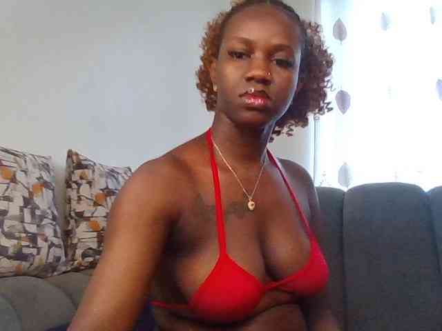 PetiteDivah24 webcam