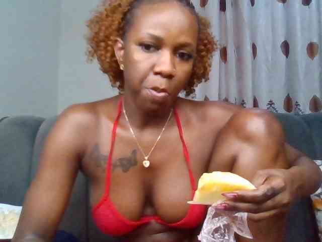 PetiteDivah24 webcam