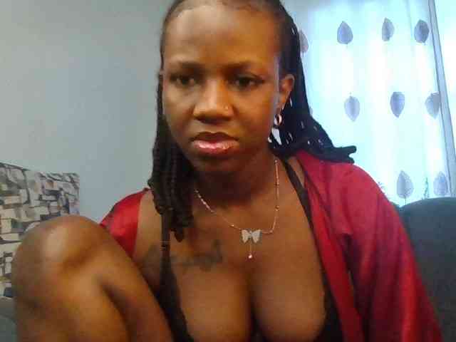 PetiteDivah24 webcam