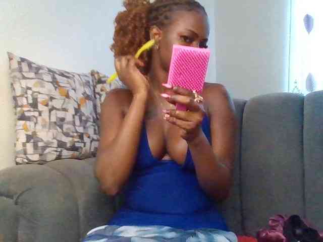 PetiteDivah24 webcam