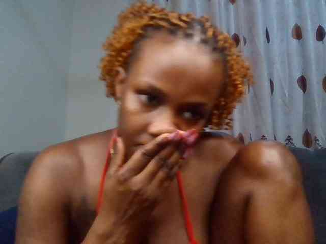 PetiteDivah24 webcam